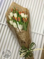 25 белых и рыжих тюльпанов Метро Красноярск