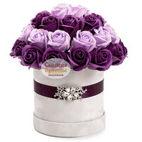 Букет интерьерный из мыльных роз 37 штук 2-х цветов с украшением в малой бархатной коробке светлого цвета 907647