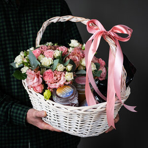 Подарочный набор «Корзина цветов и сладостей», средняя