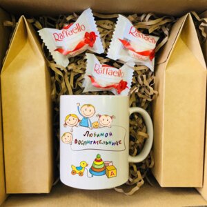 Подарочный набор воспитателю: кружка, чай и конфеты