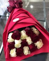 Бест-серия из 15 красных и белых роз